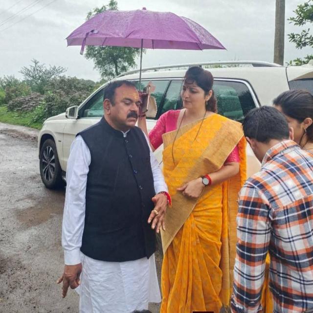 💯बाई टेबलावर या ...💦